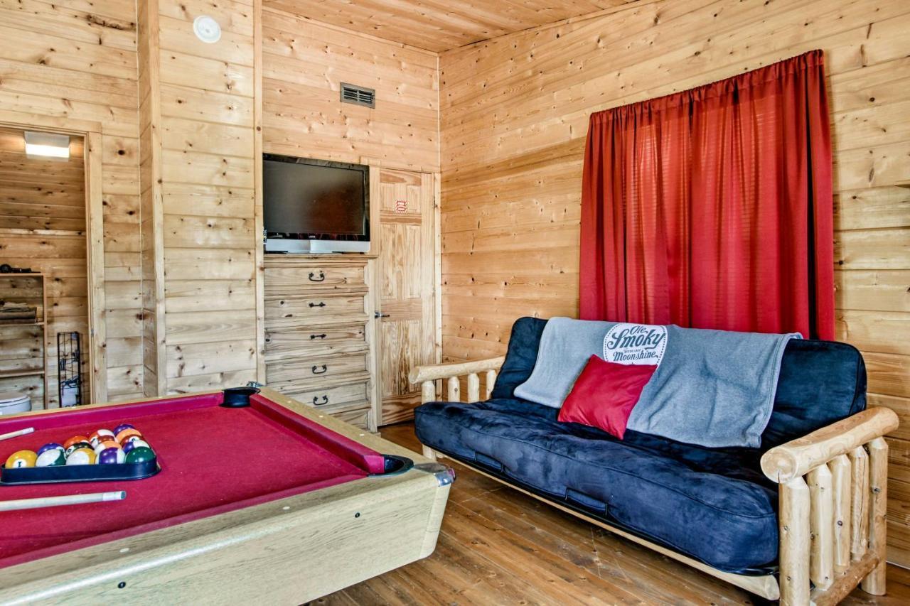 Cabin With Hot Tub And Deck About 12 Mi To Pigeon Forge! Sevierville Dış mekan fotoğraf