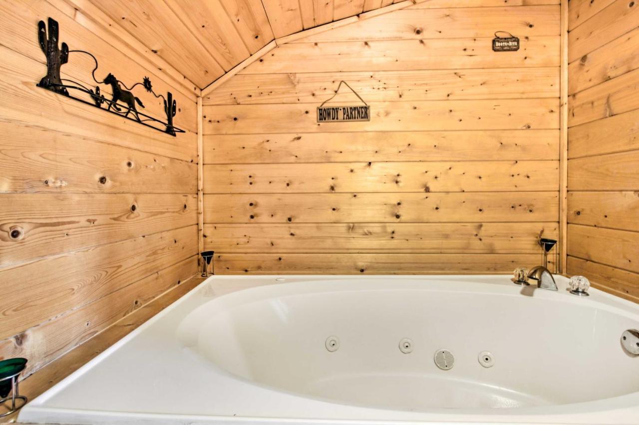 Cabin With Hot Tub And Deck About 12 Mi To Pigeon Forge! Sevierville Dış mekan fotoğraf