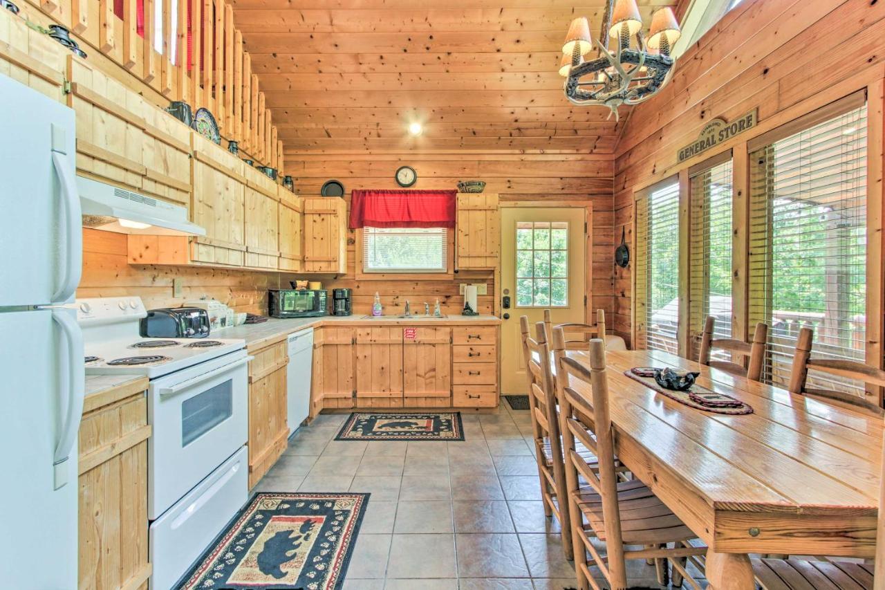 Cabin With Hot Tub And Deck About 12 Mi To Pigeon Forge! Sevierville Dış mekan fotoğraf