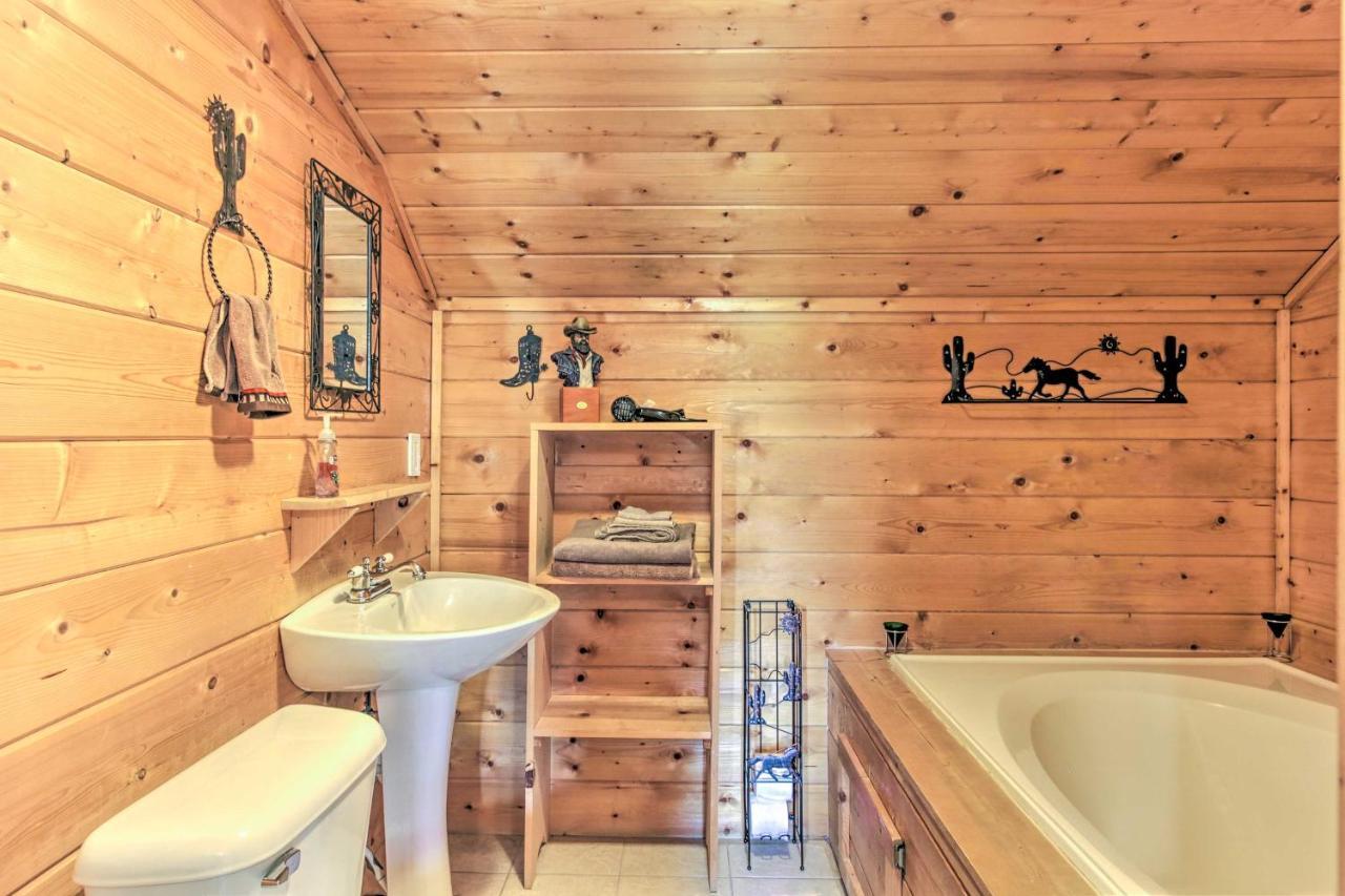 Cabin With Hot Tub And Deck About 12 Mi To Pigeon Forge! Sevierville Dış mekan fotoğraf